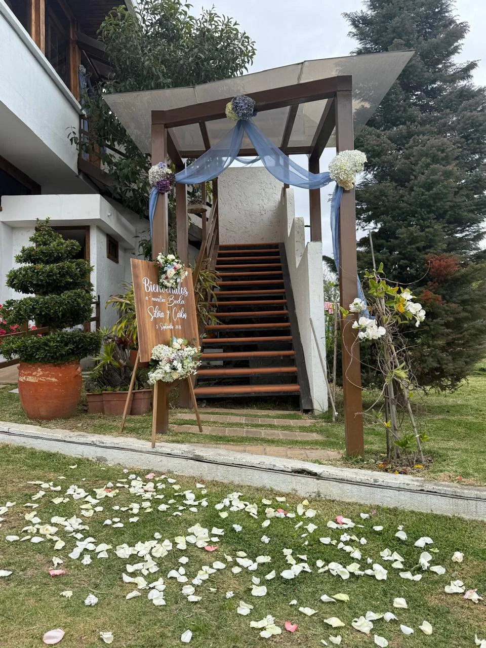 Entrada decorada con flores y tela azul para una boda en Almara