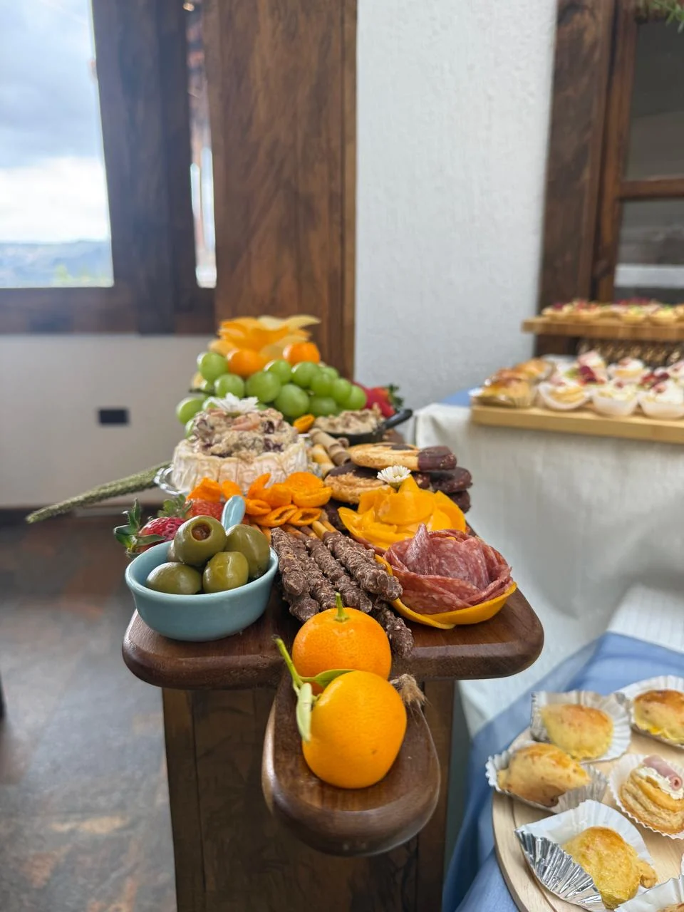 Mesa de picadas con frutas, quesos y embutidos