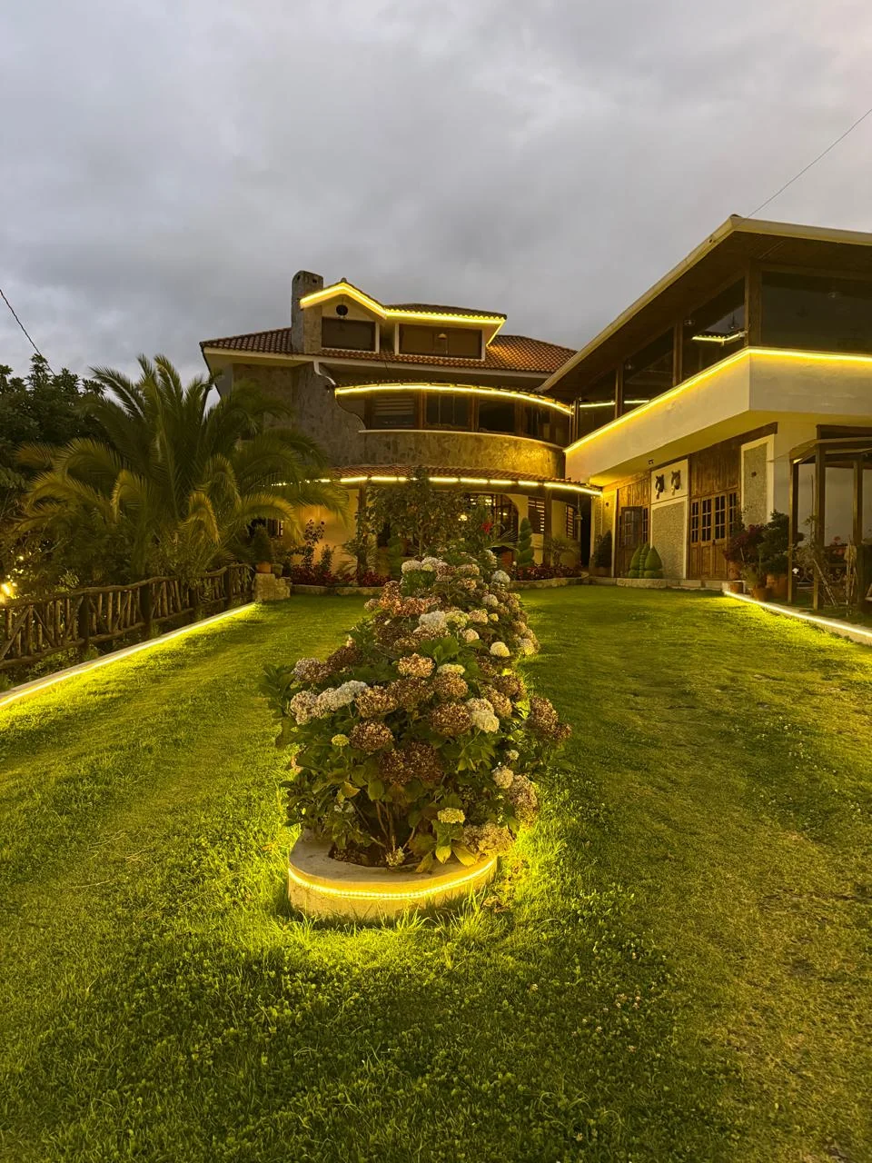 Casa y jardines de Estancia Almara iluminados al atardecer