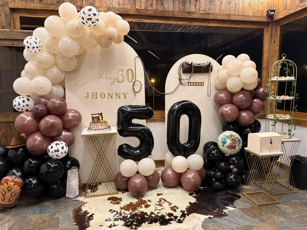 Decoración de cumpleaños temática con globos en el salón de Almara
