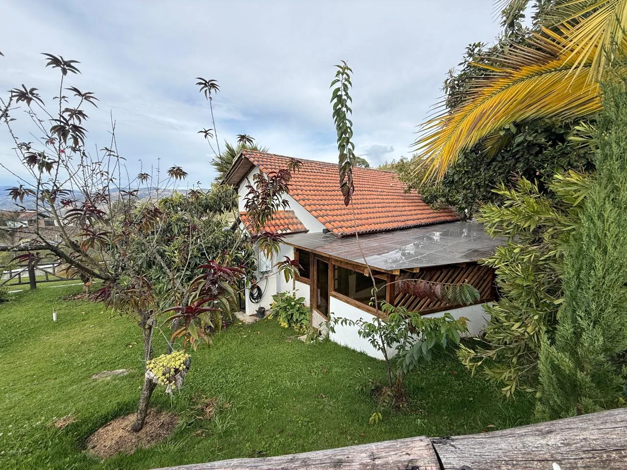 Exterior de la Casa Pequeña entre jardines y frutales