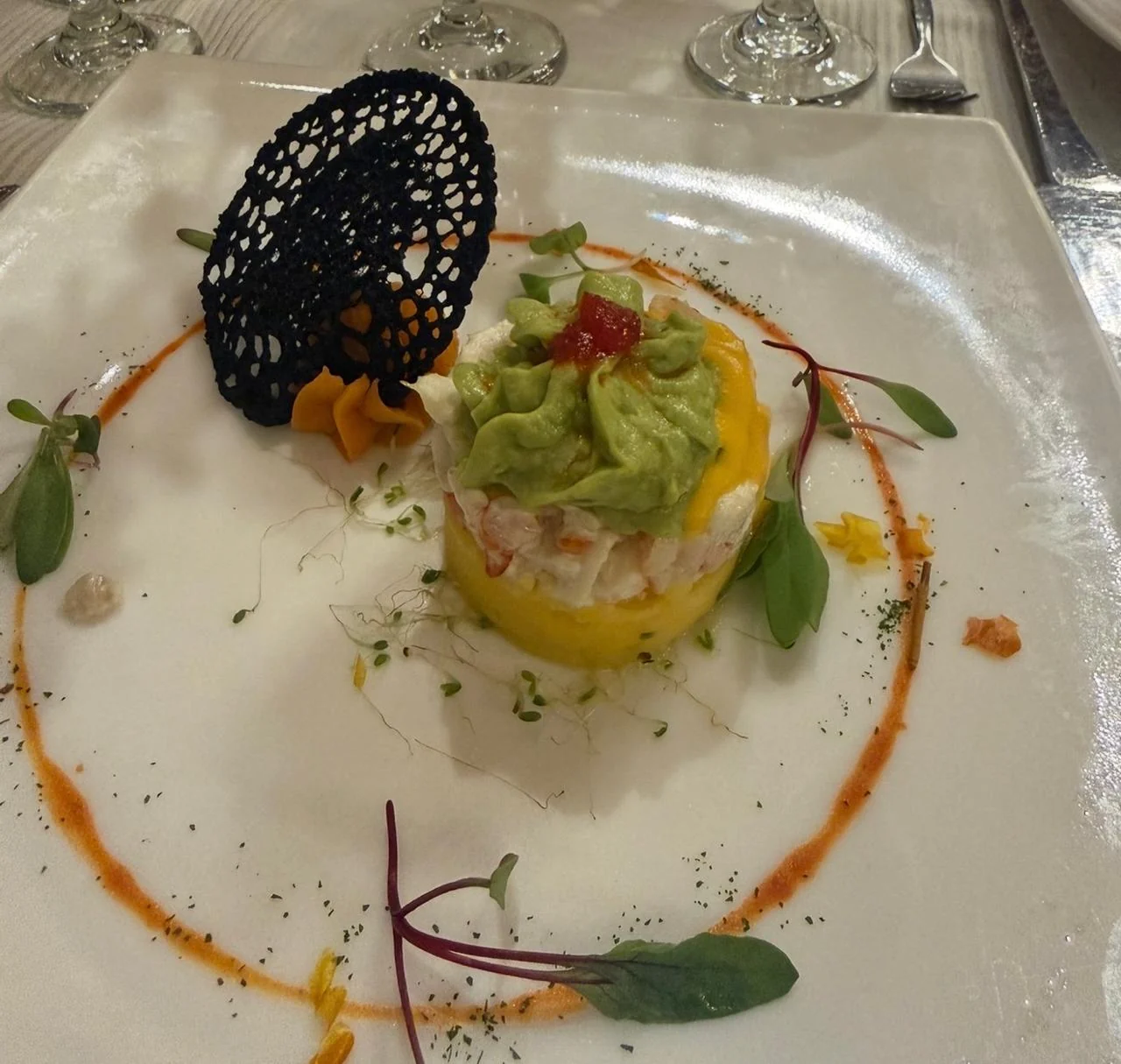 Entrada de mariscos con aguacate y teja crocante