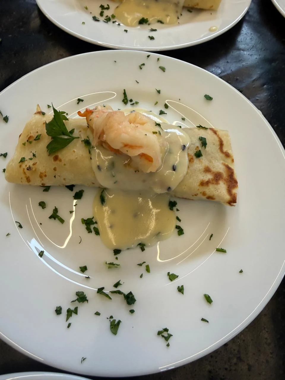 Crepe de camarón con salsa blanca