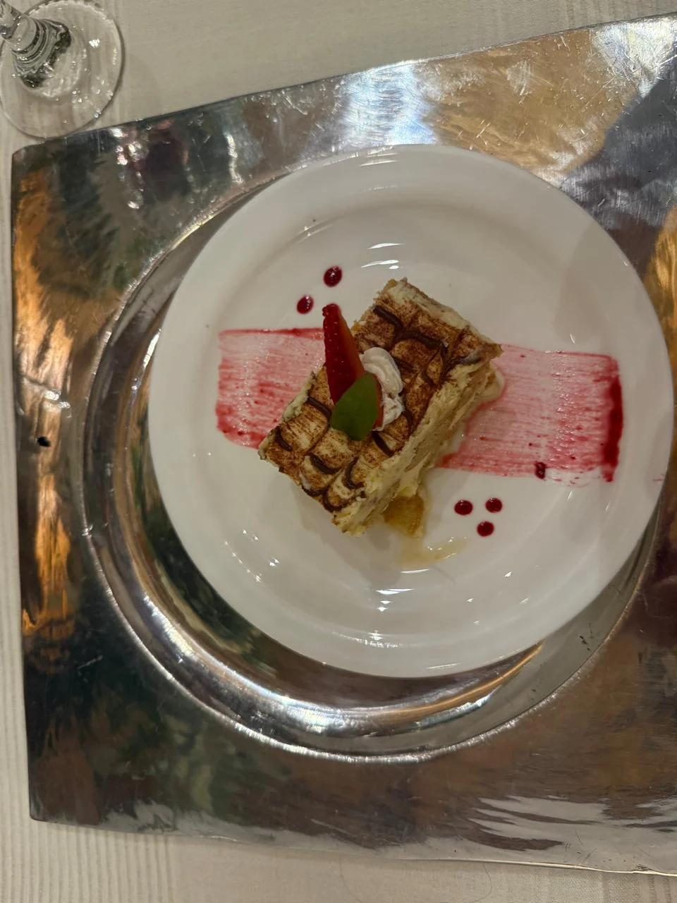 Postre con salsa de frutos rojos