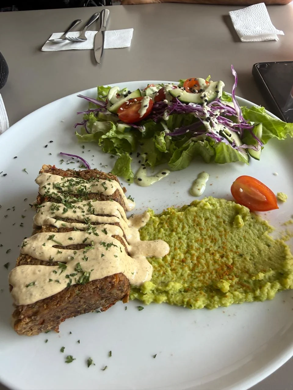 Plato vegetariano con ensalada fresca y puré verde
